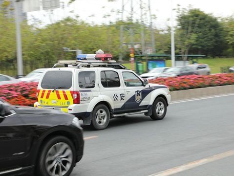 交警查车跑掉了有事吗  第1张