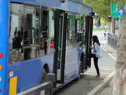 乘客下车开门发生事故如何承担责任  第1张