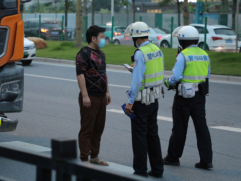 交警辅警单独可以执法吗  第1张