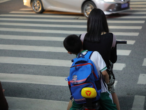 小孩被电动车撞了人跑了怎么办  第1张