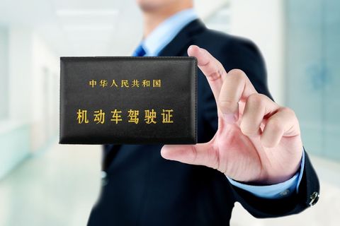 有驾驶证开无牌摩托车会不会吊销驾驶证  第1张