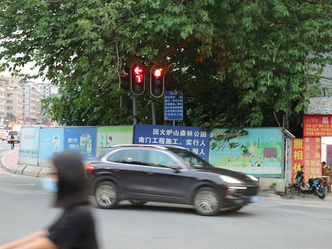 右转发现道路封闭闯了红灯有事吗  第1张