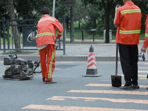 因道路施工造成交通事故谁负责  第1张